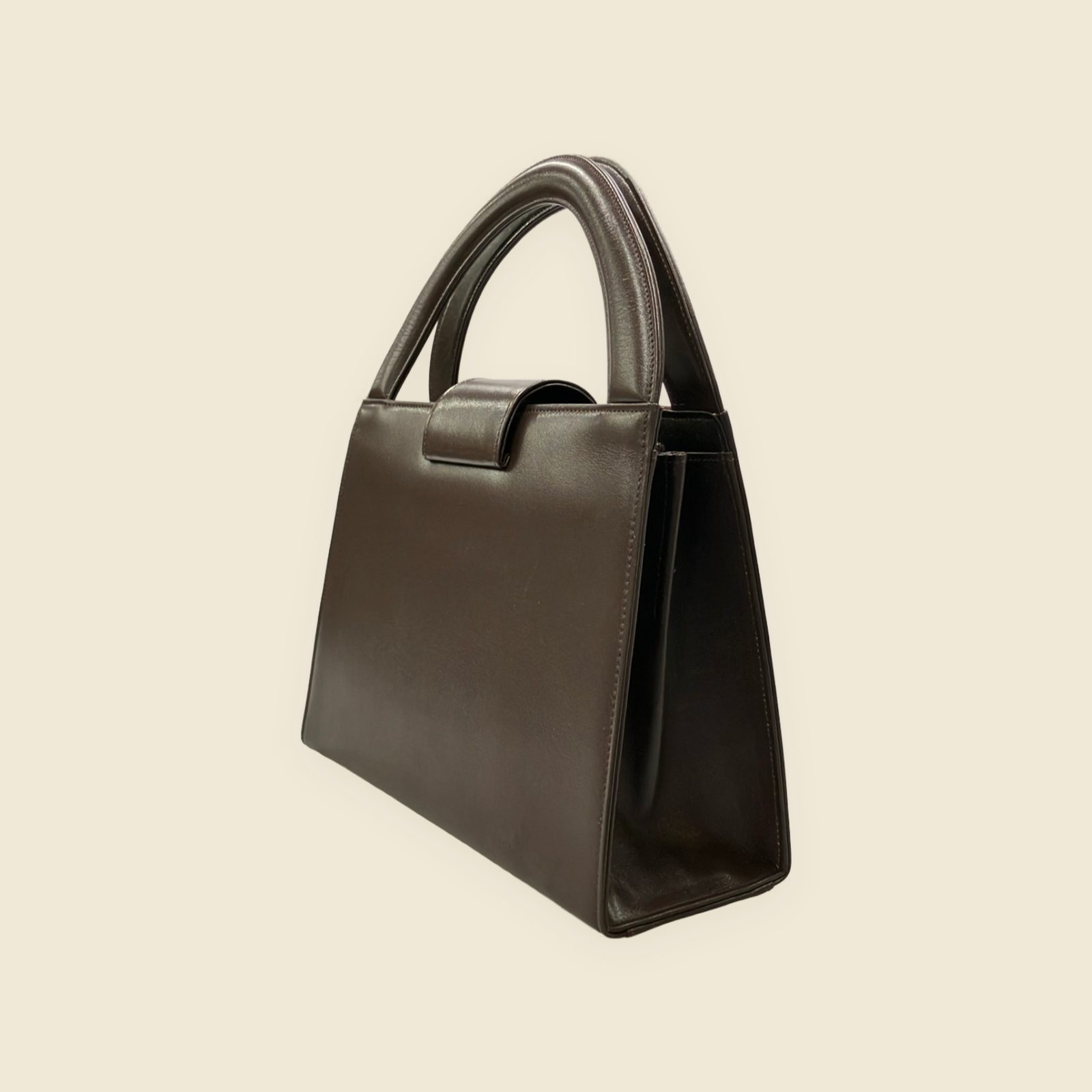 Borsa a mano in pelle bruna con pannello a scudo in camoscio, intrecci in pelle e manico ad arco, vista frontale — vista 2