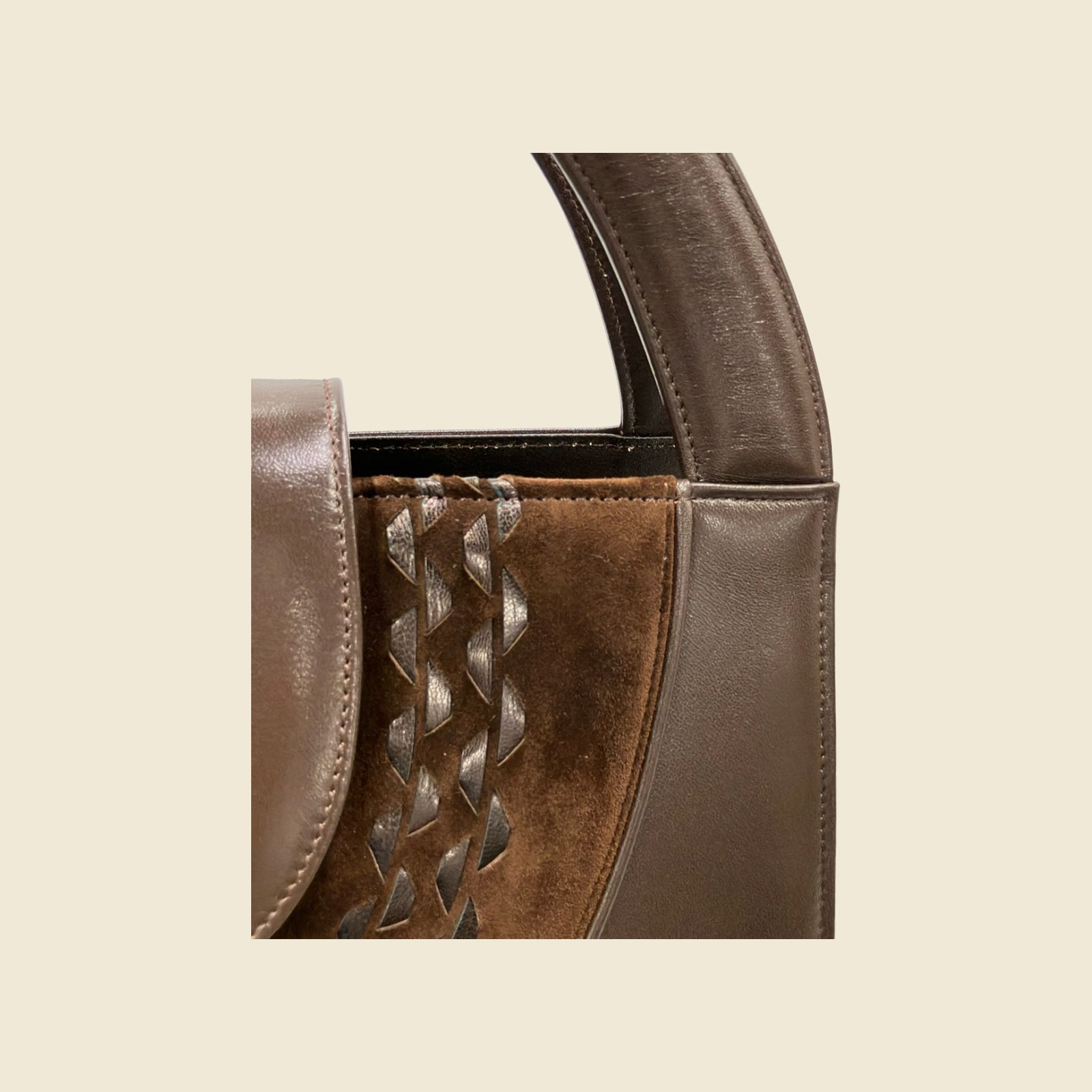 Borsa a mano in pelle bruna con pannello a scudo in camoscio, intrecci in pelle e manico ad arco, vista frontale — vista 3