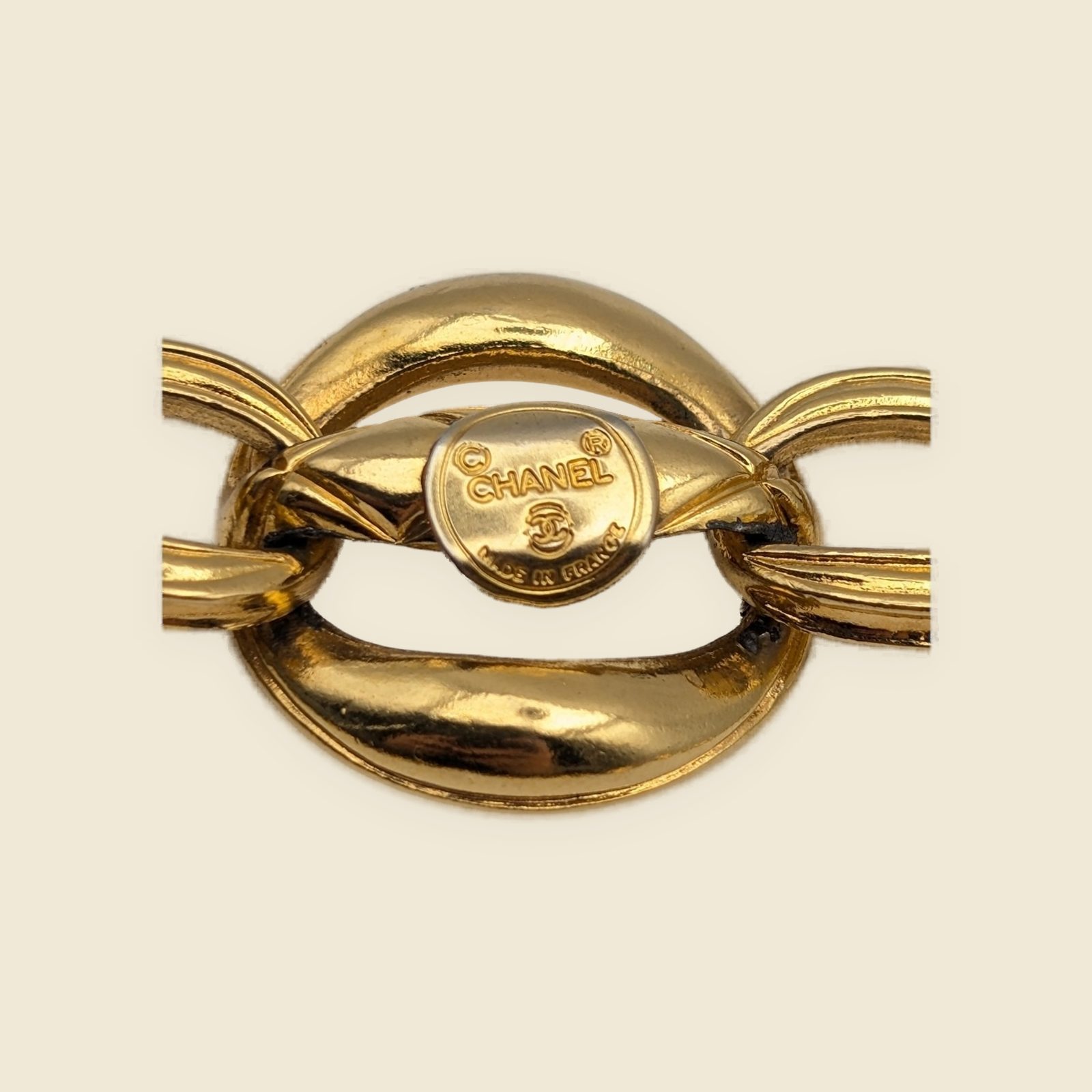 Collana Chanel in metallo dorato a maglie ovali bombate con motivo matelassé e chiusura a gancio, su fondo chiaro — vista 3