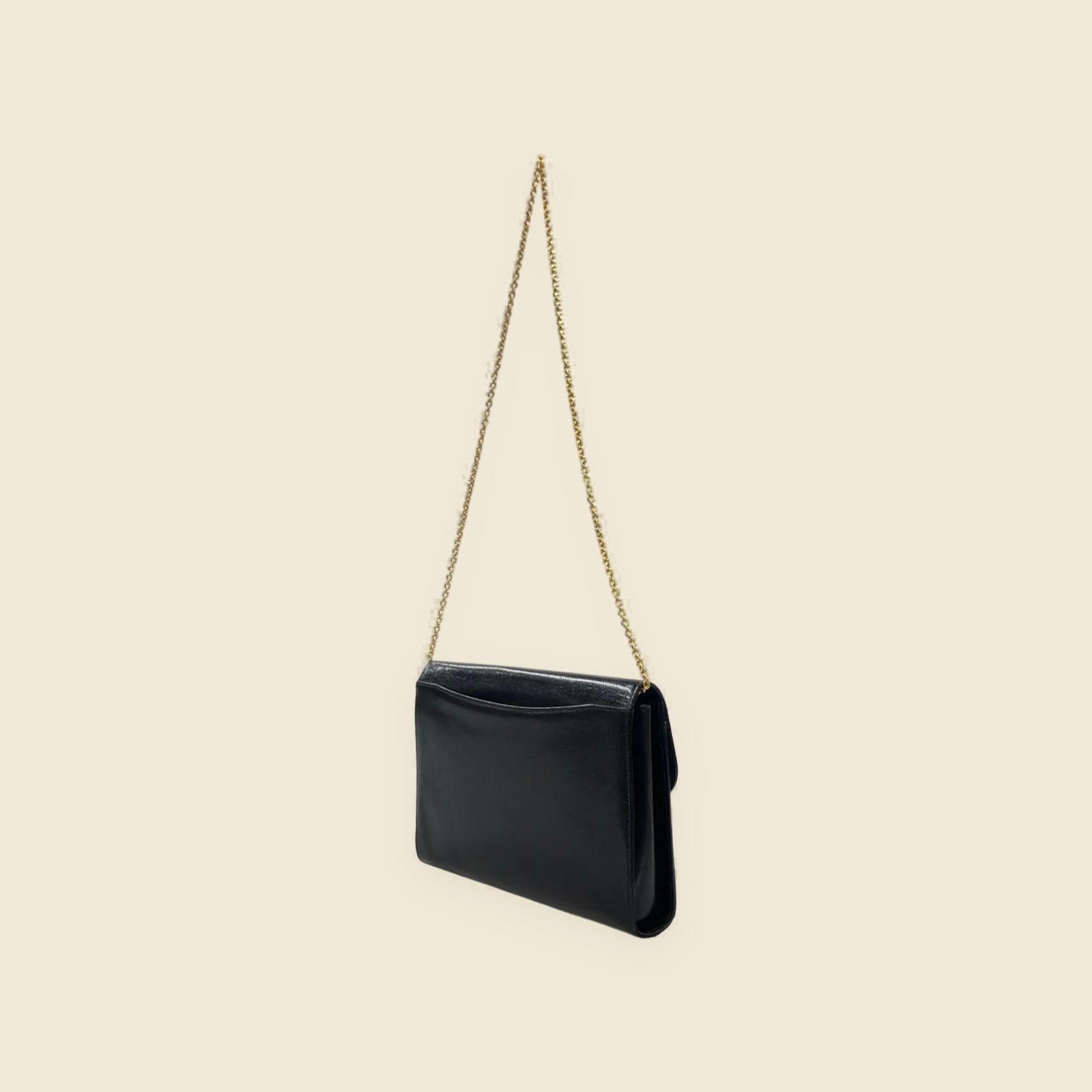 Borsa a spalla in pelle nera con patta, placchetta dorata e tracolla a catena, vista frontale su fondo bianco — vista 2