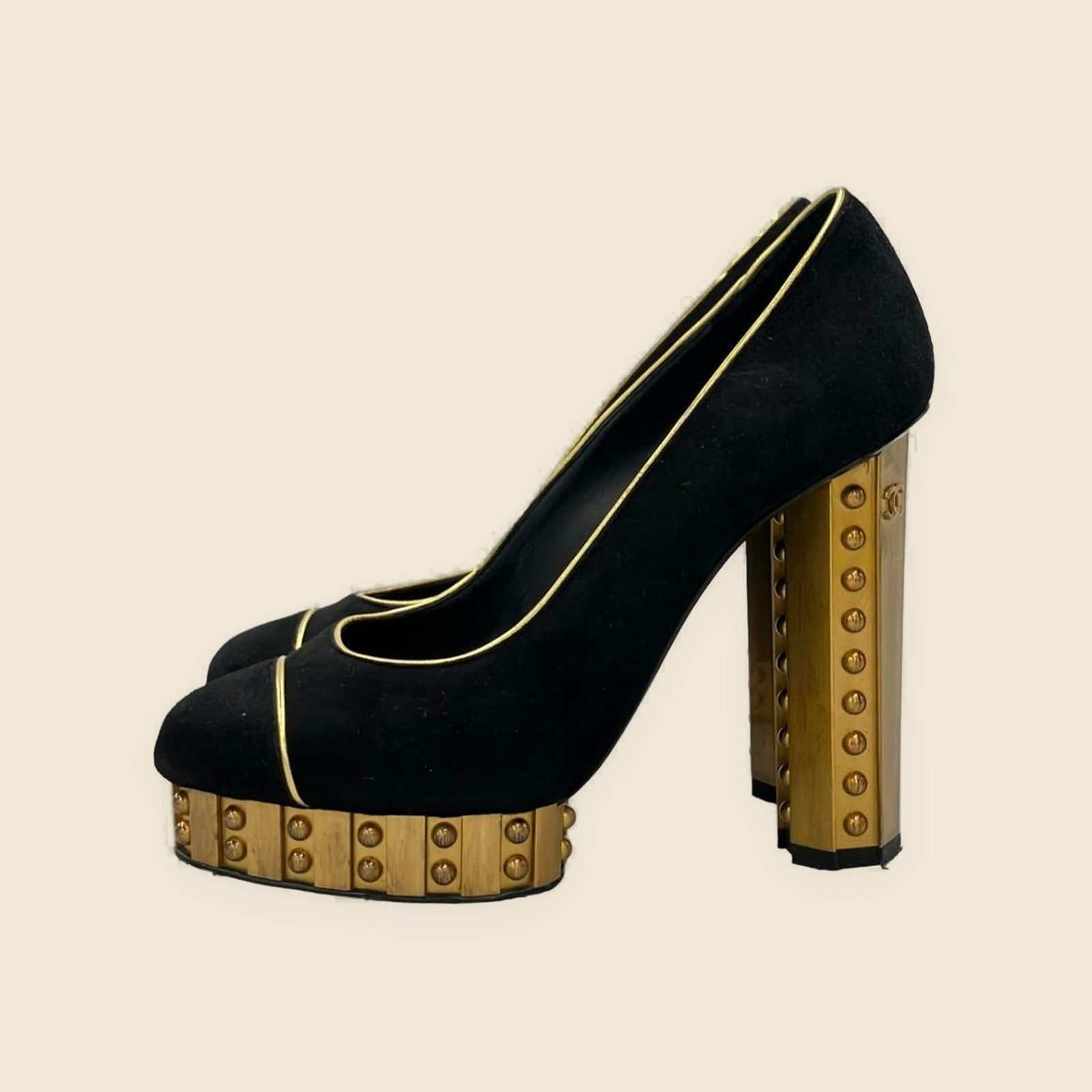 Décolleté Chanel in camoscio nero con profili dorati, plateau e tacco largo borchiato, vista di tre quarti — vista 2