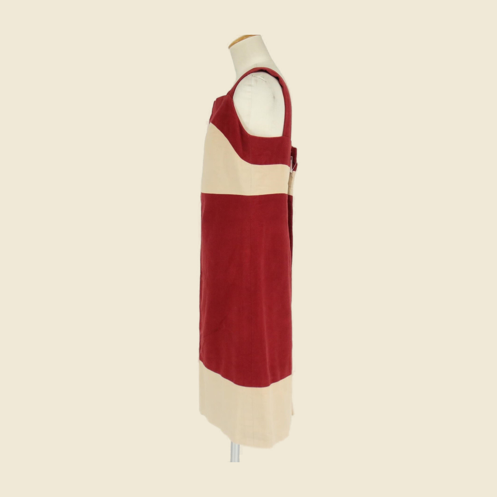 Abito Chanel in cotone rosso e crema a blocchi, senza maniche, su manichino — vista 2