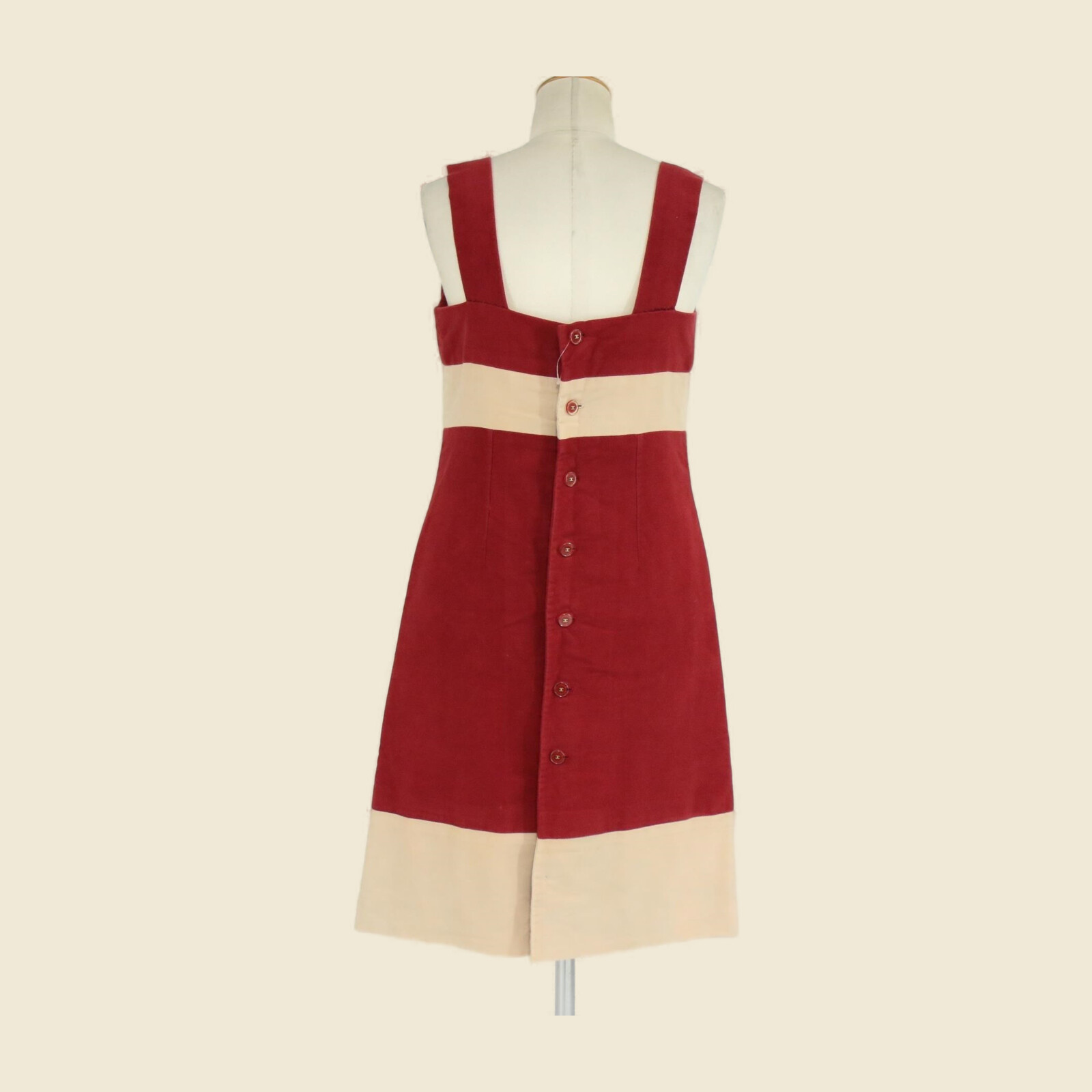 Abito Chanel in cotone rosso e crema a blocchi, senza maniche, su manichino — vista 3