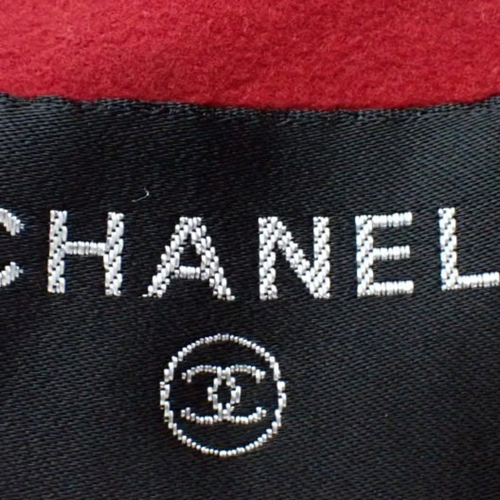 Abito Chanel in cotone rosso e crema a blocchi, senza maniche, su manichino — vista 4