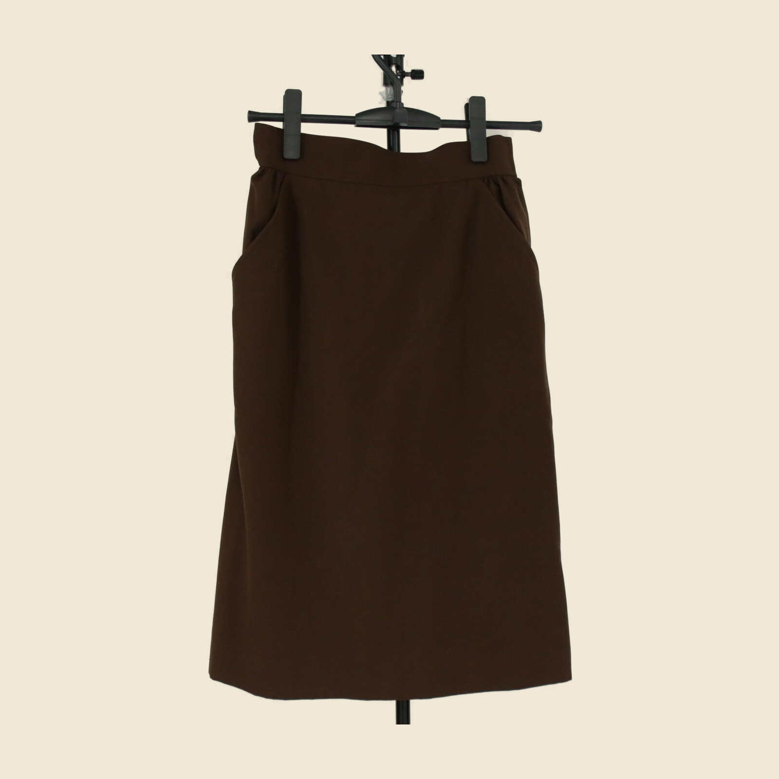 Completo Yves Saint Laurent in lana marrone, giacca monopetto e gonna diritta — vista 4
