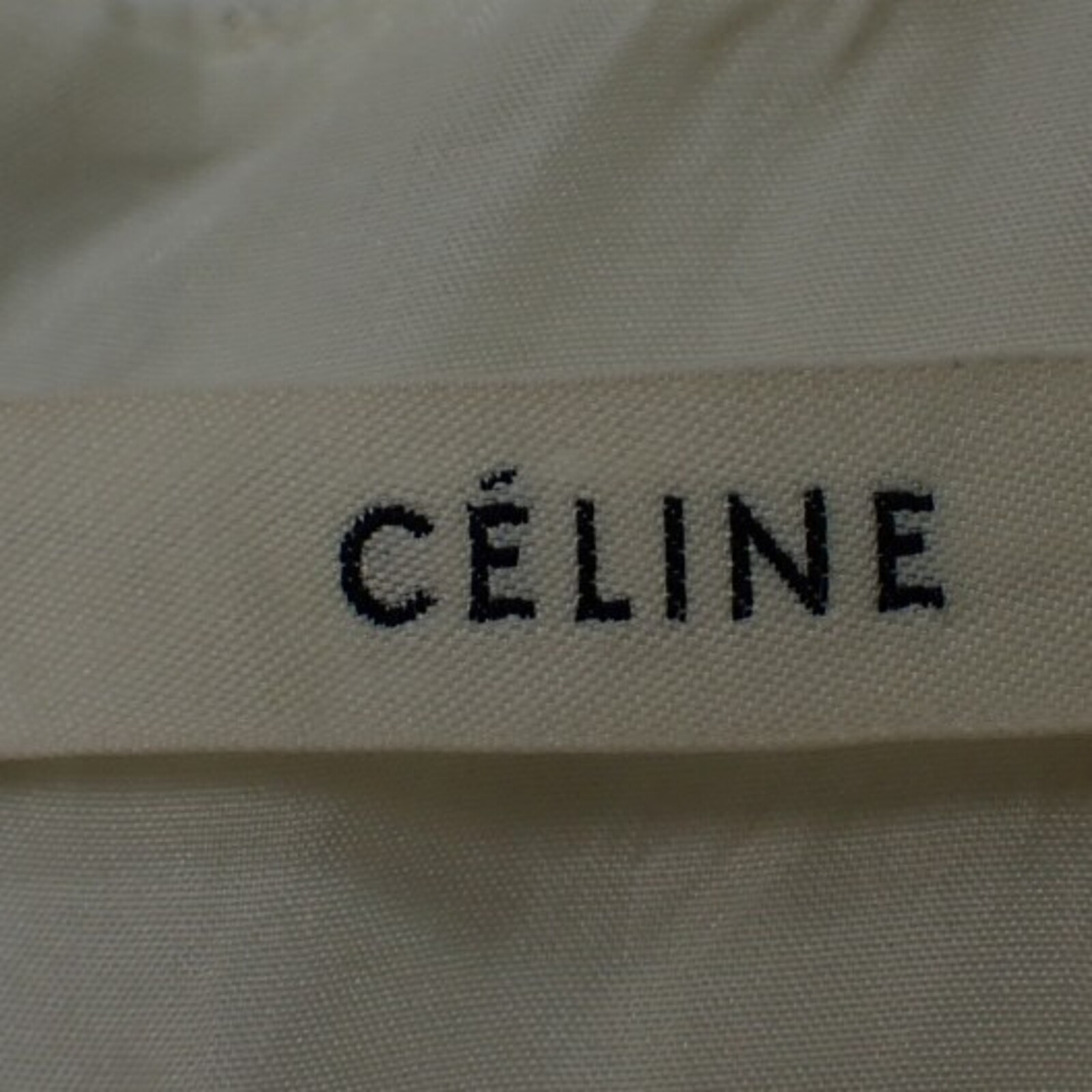 Abito Céline senza maniche, corpo crema e gonna nera, su manichino — vista 4