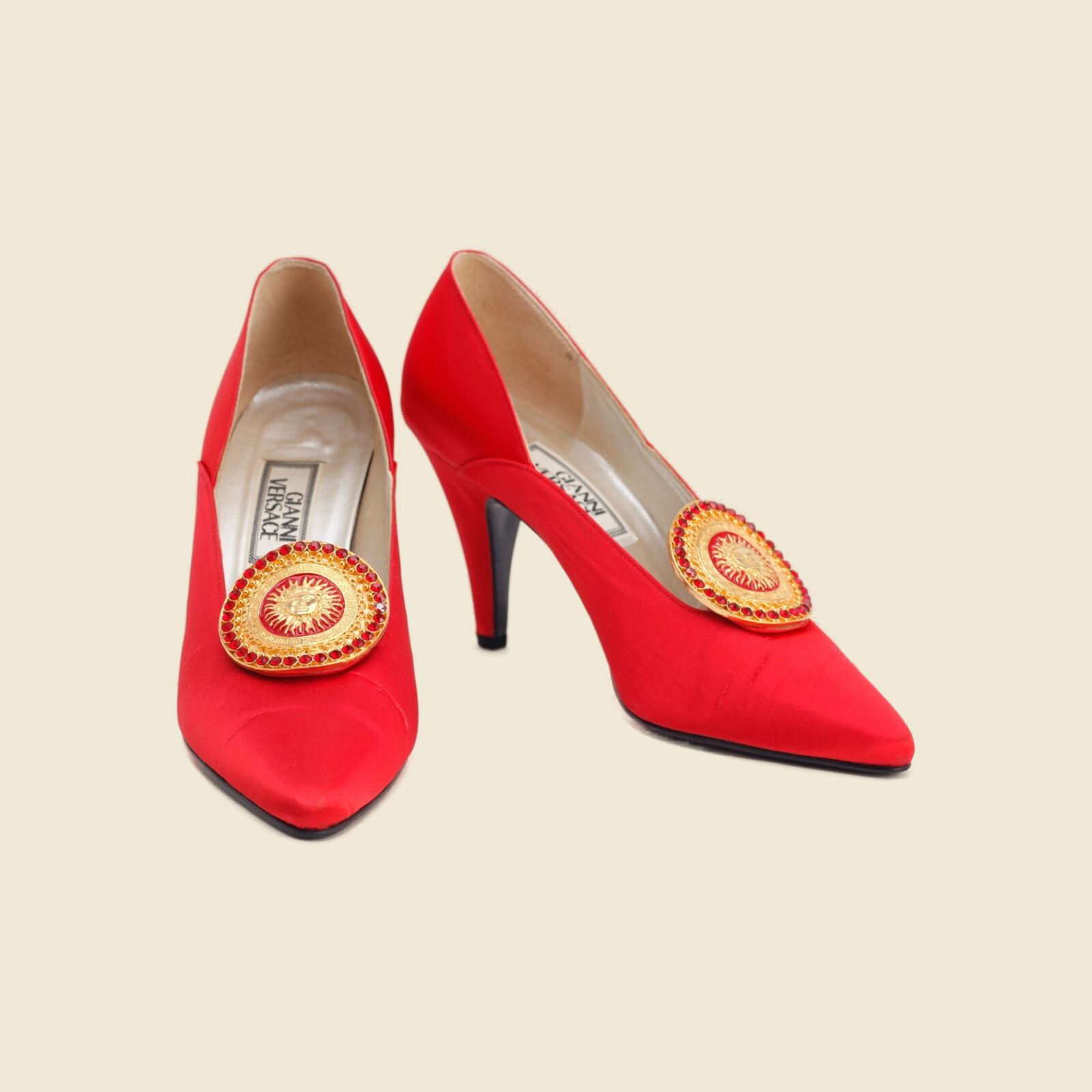Décolleté Gianni Versace in raso rosso con medaglione dorato a testa di Medusa