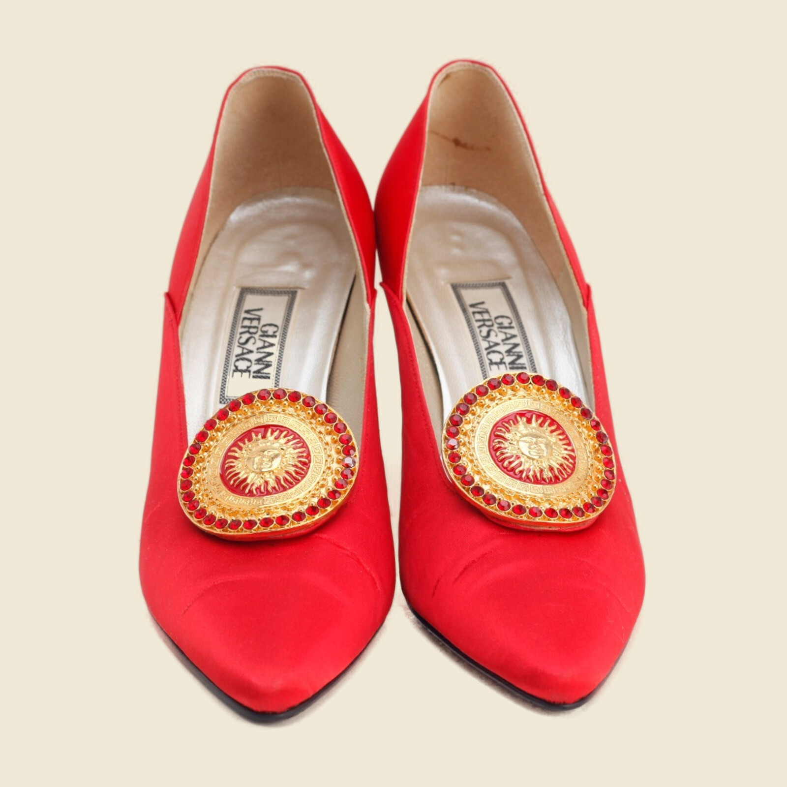Décolleté Gianni Versace in raso rosso con medaglione dorato a testa di Medusa — vista 2