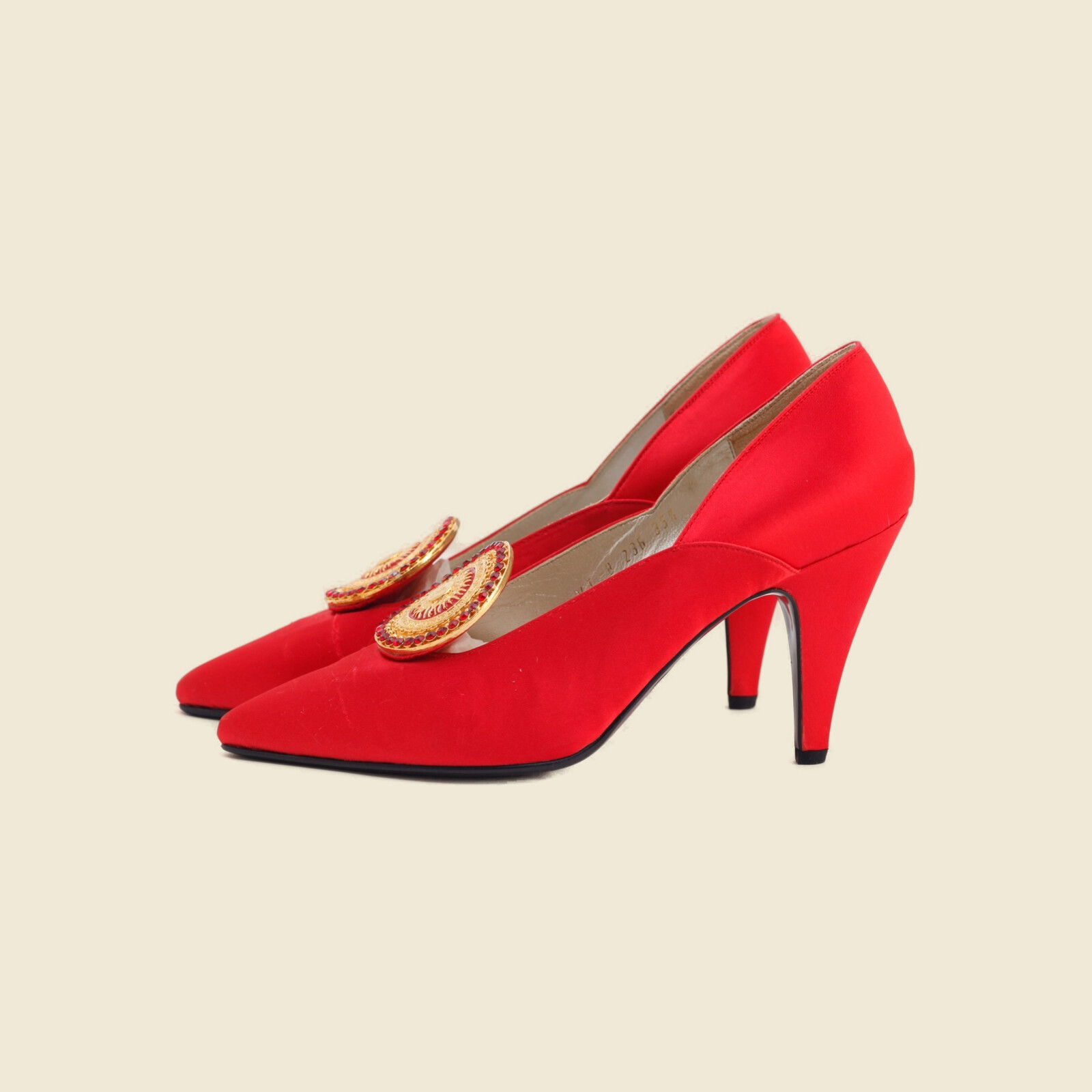 Décolleté Gianni Versace in raso rosso con medaglione dorato a testa di Medusa — vista 3