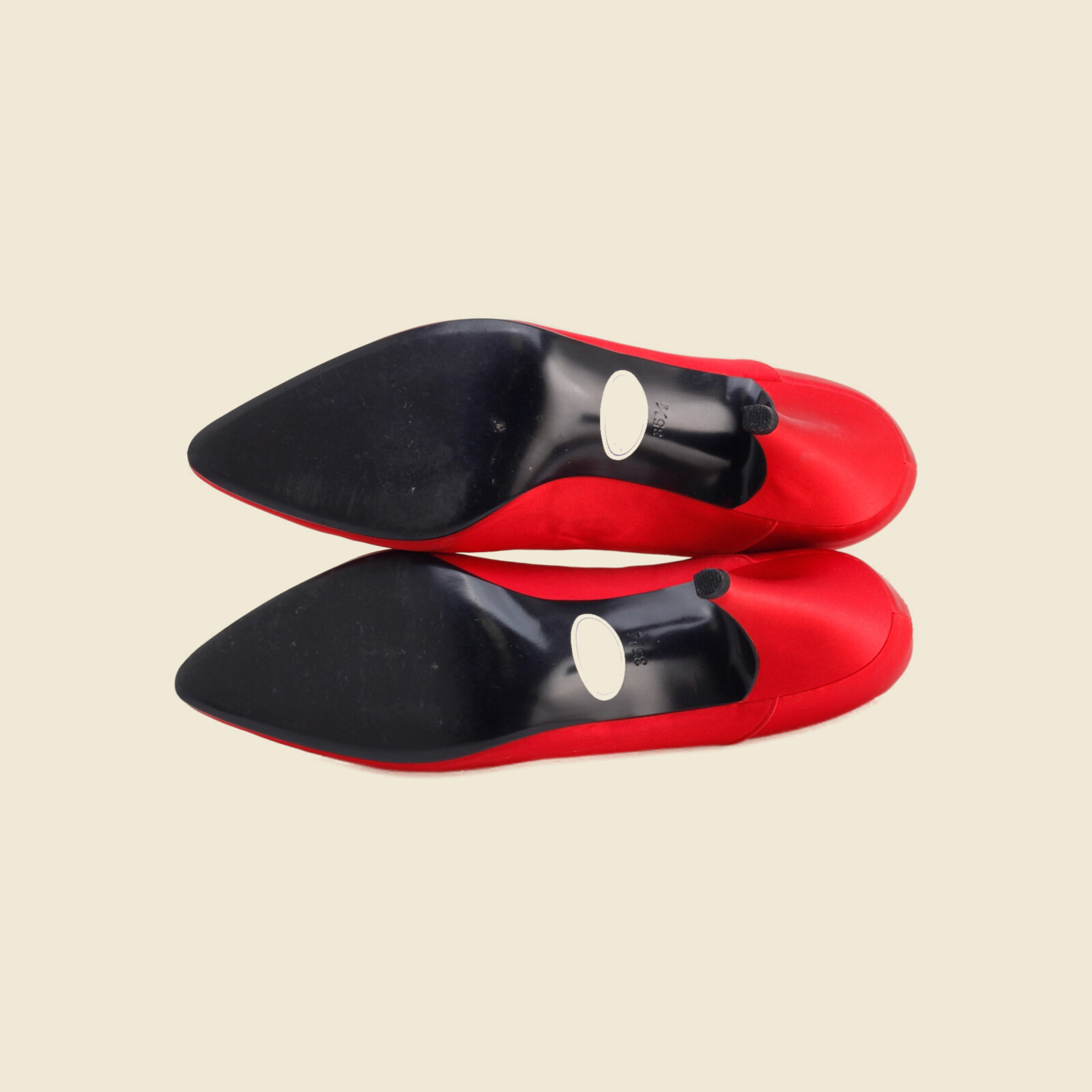 Décolleté Gianni Versace in raso rosso con medaglione dorato a testa di Medusa — vista 4