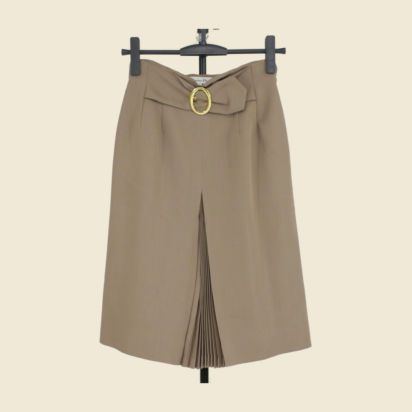 Gonna Christian Dior in lana beige con anello dorato sulla cintura