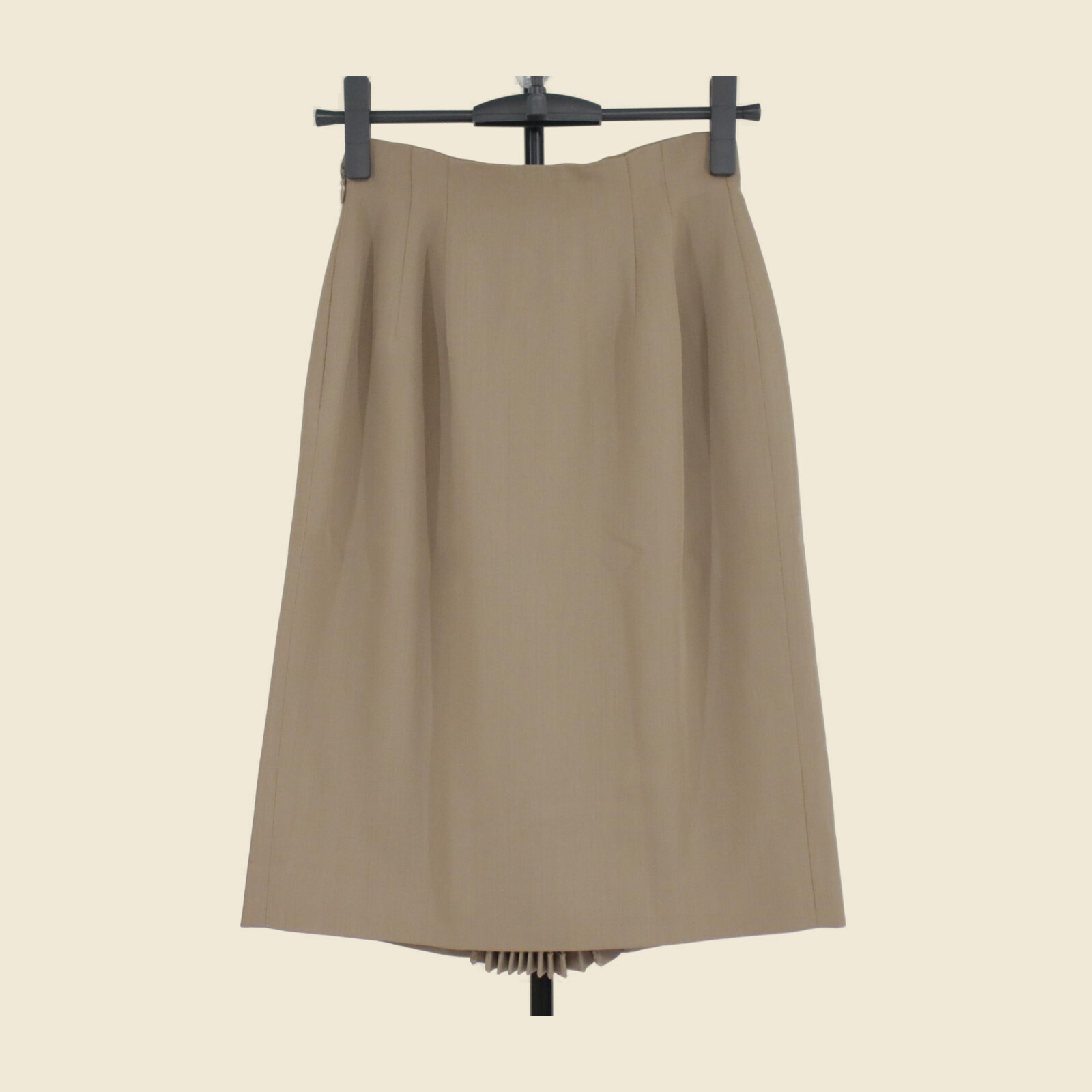 Gonna Christian Dior in lana beige con anello dorato sulla cintura — vista 2