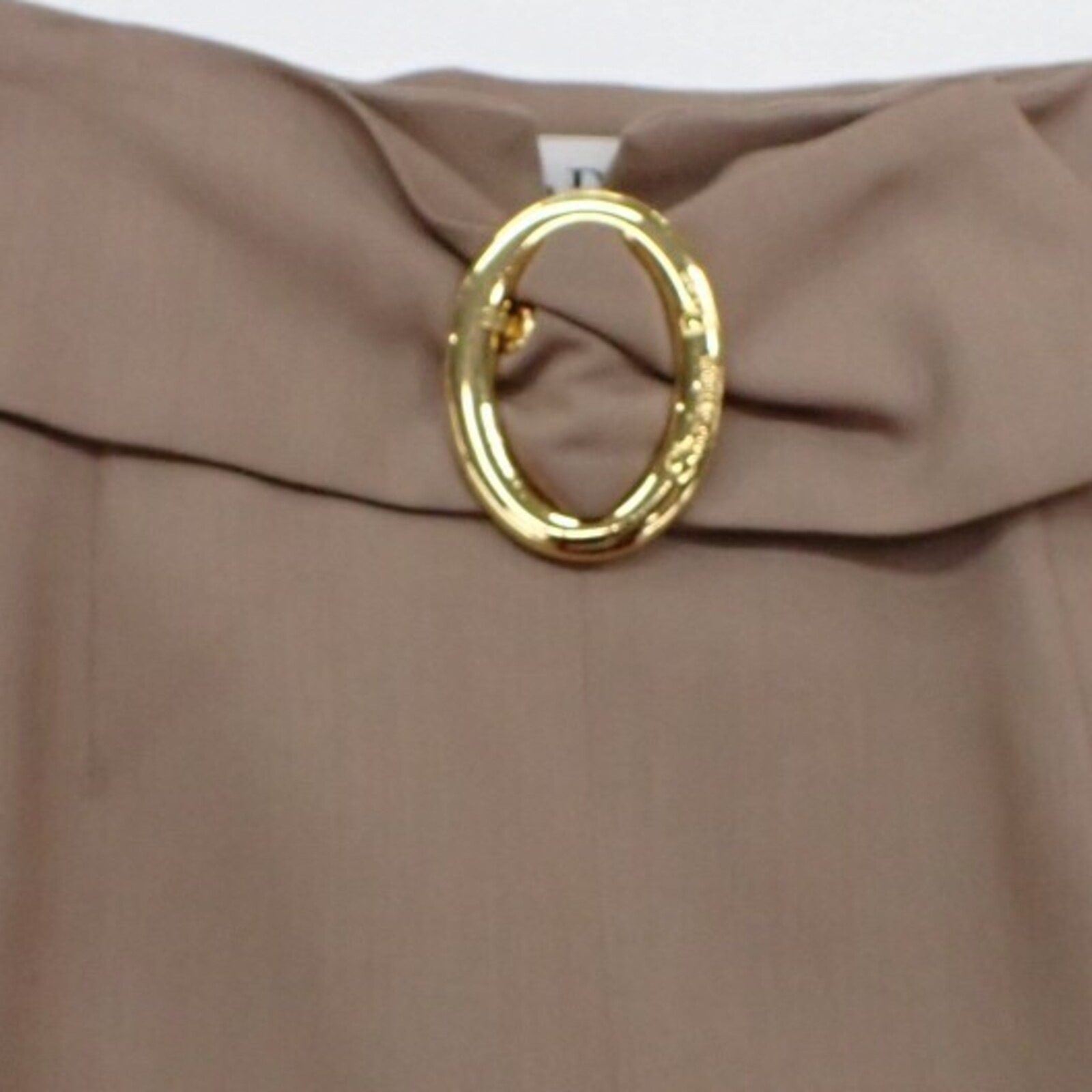 Gonna Christian Dior in lana beige con anello dorato sulla cintura — vista 3